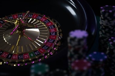 Live Texas Hold'em Bonus dealer and card display on rupiah33 platform